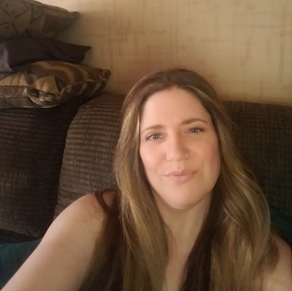 Meet your Posher, Jenn Please take a 👀 - Picture 1 of 9